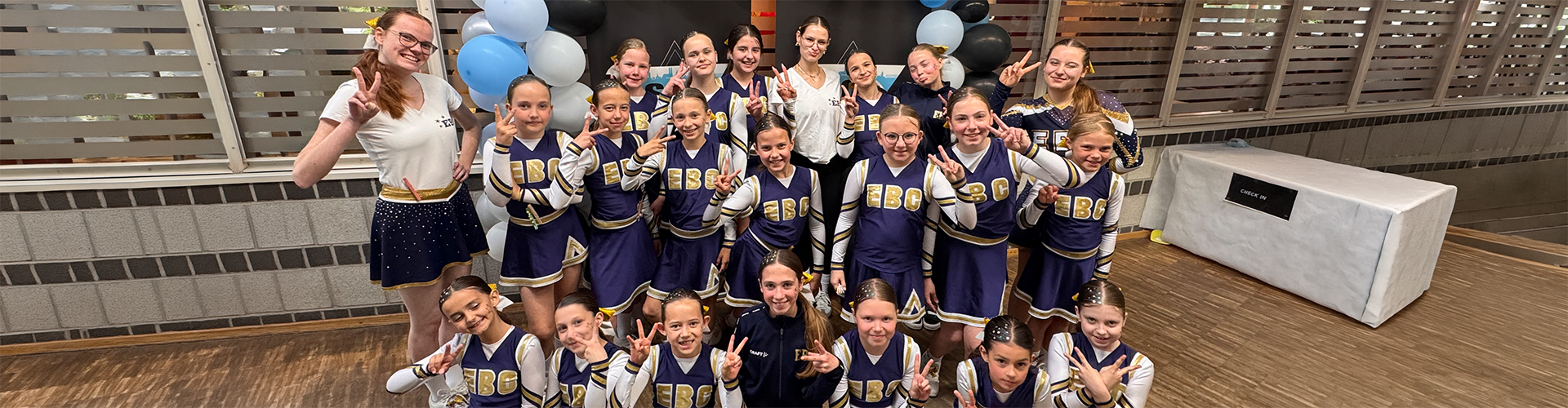 Erding Bulls Cheerleader Gruppenbild